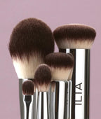 ILIA - Finishing Powder Brush | Non-Toxic, Vegan, Cruelty-Free, Blending With White Wood Handle + Soft, Synthetic Bristles