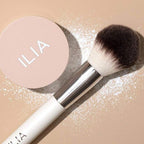 ILIA - Finishing Powder Brush | Non-Toxic, Vegan, Cruelty-Free, Blending With White Wood Handle + Soft, Synthetic Bristles
