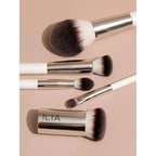 ILIA - Finishing Powder Brush | Non-Toxic, Vegan, Cruelty-Free, Blending With White Wood Handle + Soft, Synthetic Bristles