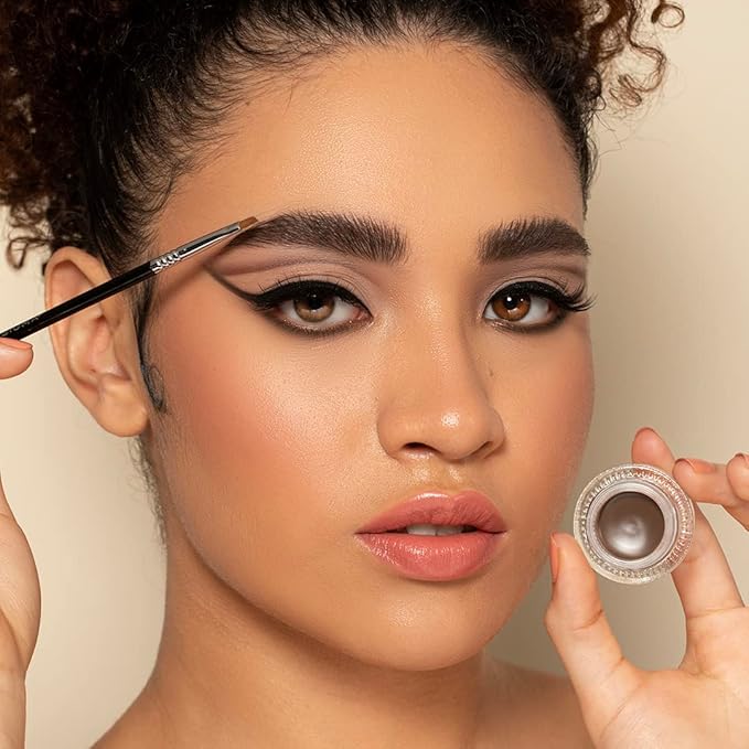 Sigma Beauty Professional E06 Eye Liner Brush – Fine Angled Eyeliner Brush with Pointed Tip for Meticulously Applying Gel and Liquid Eyeliner, For Cat Eyeliner & Winged Liner (1 Brush)