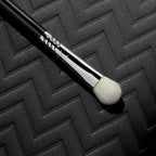 Sigma Beauty Professional E28 Detail Buffer Brush – Professional Eyeshadow Brush for Seamless Cream or Liquid Eyeshadow Blending, Packing on Metallic Shades & Highlighting the Brow Bone (1 Brush)