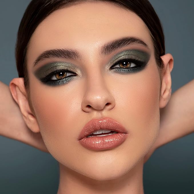 Sigma Beauty Professional E45 Eye Makeup Brush – Small Tapered Eyeshadow Blending Brush with SigmaTech® fibers for Seamless Eyeshadow Blending, Pointed Eyeshadow Brush for the Perfect Cut Crease