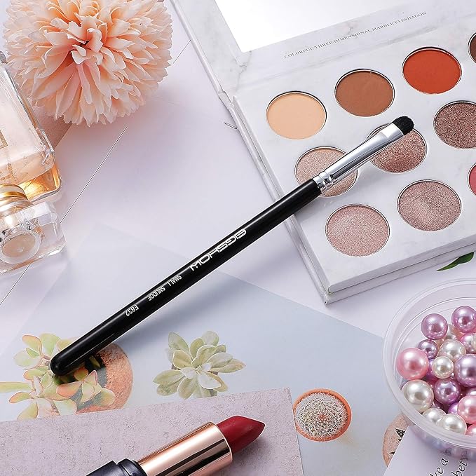 Curved Smudge Eyeshadow Brush, EIGSHOW Small Round Top Blending Eye Shadow with Synthetic Bristles for Smokey Cat Eye Makeup (E832)